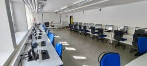 Dr. Zimmermannsche Wirtschaftsschule in Koblenz Computerraum mit All-in-One PCs im Untergeschoss