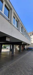 Dr. Zimmermannsche Wirtschaftsschule in Koblenz Schulhof mit Blick auf den Kiosk unter dem Anbau