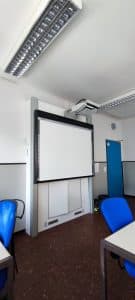 Dr. Zimmermannsche Wirtschaftsschule in Koblenz Klassenraum mit Smartboard