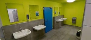 Dr. Zimmermannsche Wirtschaftsschule in Koblenz Waschraum der modernisierten Herrentoilette
